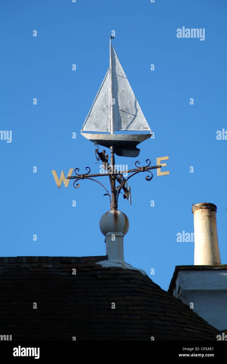 Bel Yacht Banderuola a Lymington Quay contro un profondo cielo blu Foto Stock