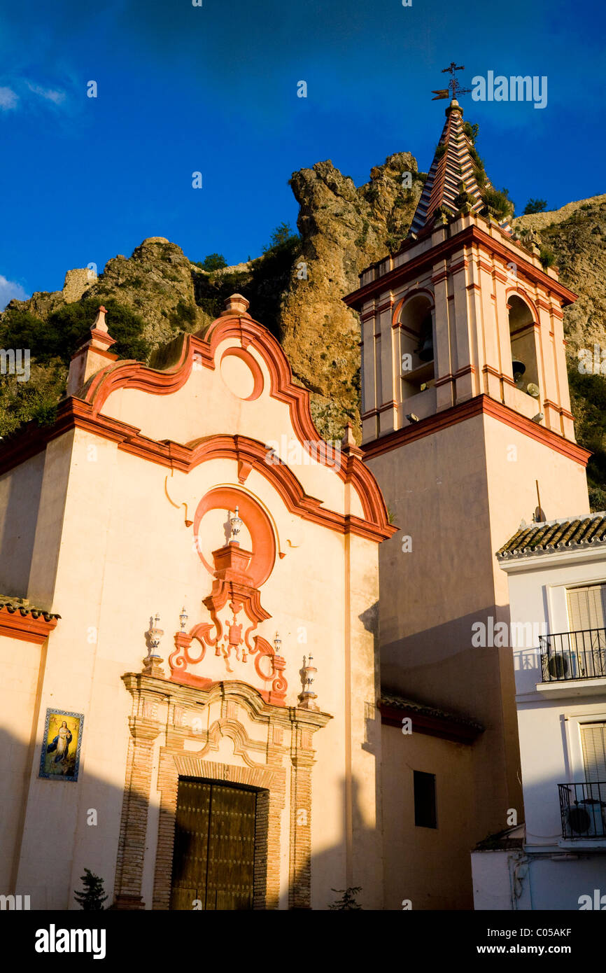 Santa Maria la Chiesa Parrocchiale in spagnolo villaggio bianco di Zahara con edifici e campanile di una chiesa al crepuscolo / Tramonto / sun set. Spagna. Foto Stock