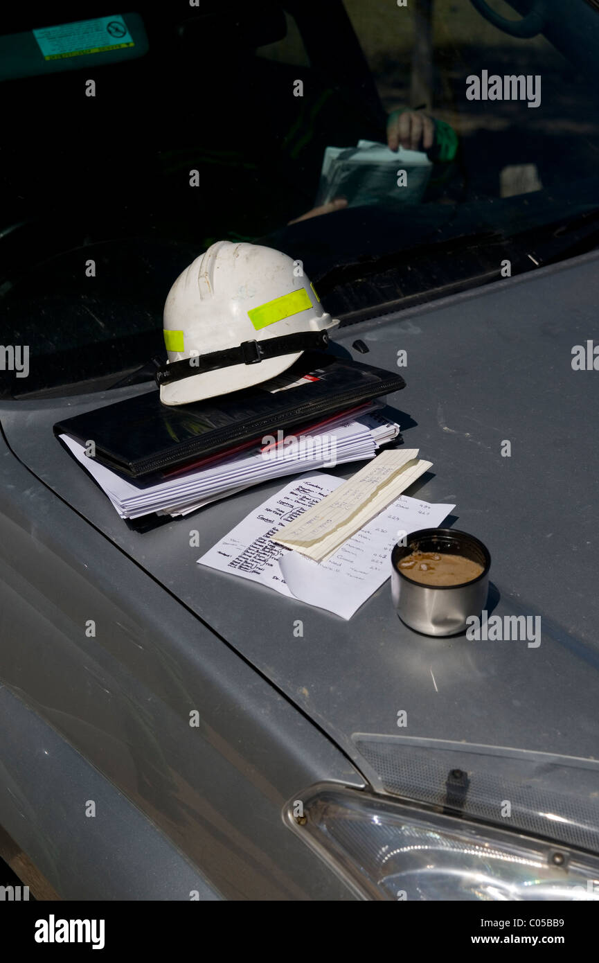 Ingranaggio di lavoro sul cofano per auto Foto Stock