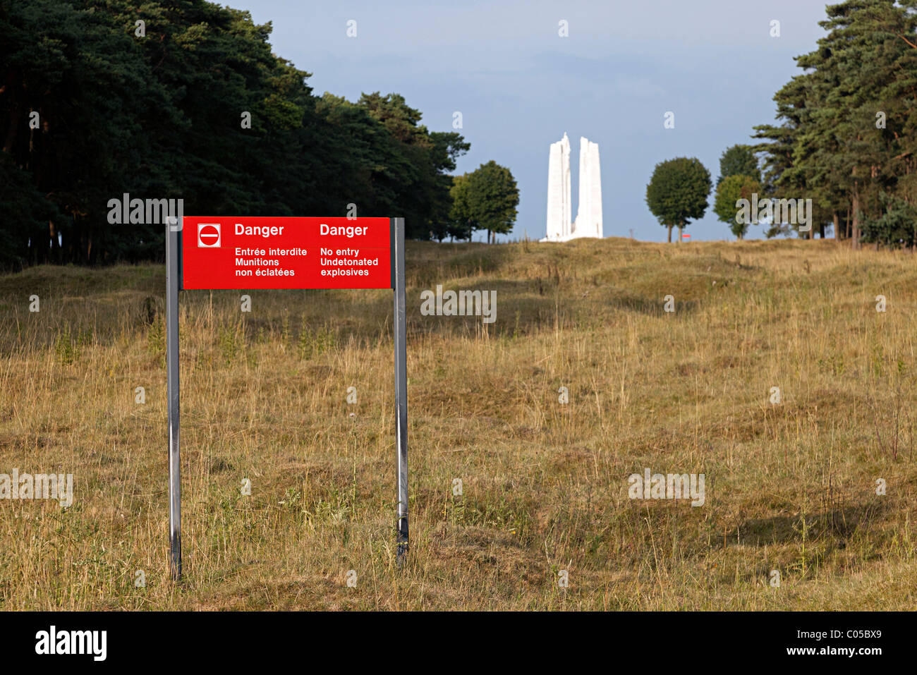 Pericolo nessuna voce undetonated esplosivi area con segno vicino il Vimy Ridge prima guerra mondiale memorial Francia Foto Stock