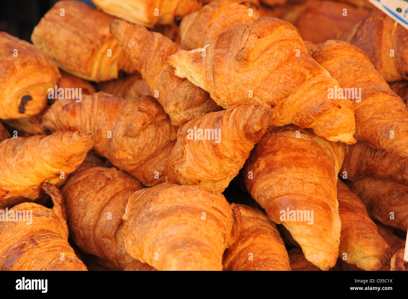 Croissant appena usciti dal forno per la vendita - Strada del mercato in Francia. Foto Stock