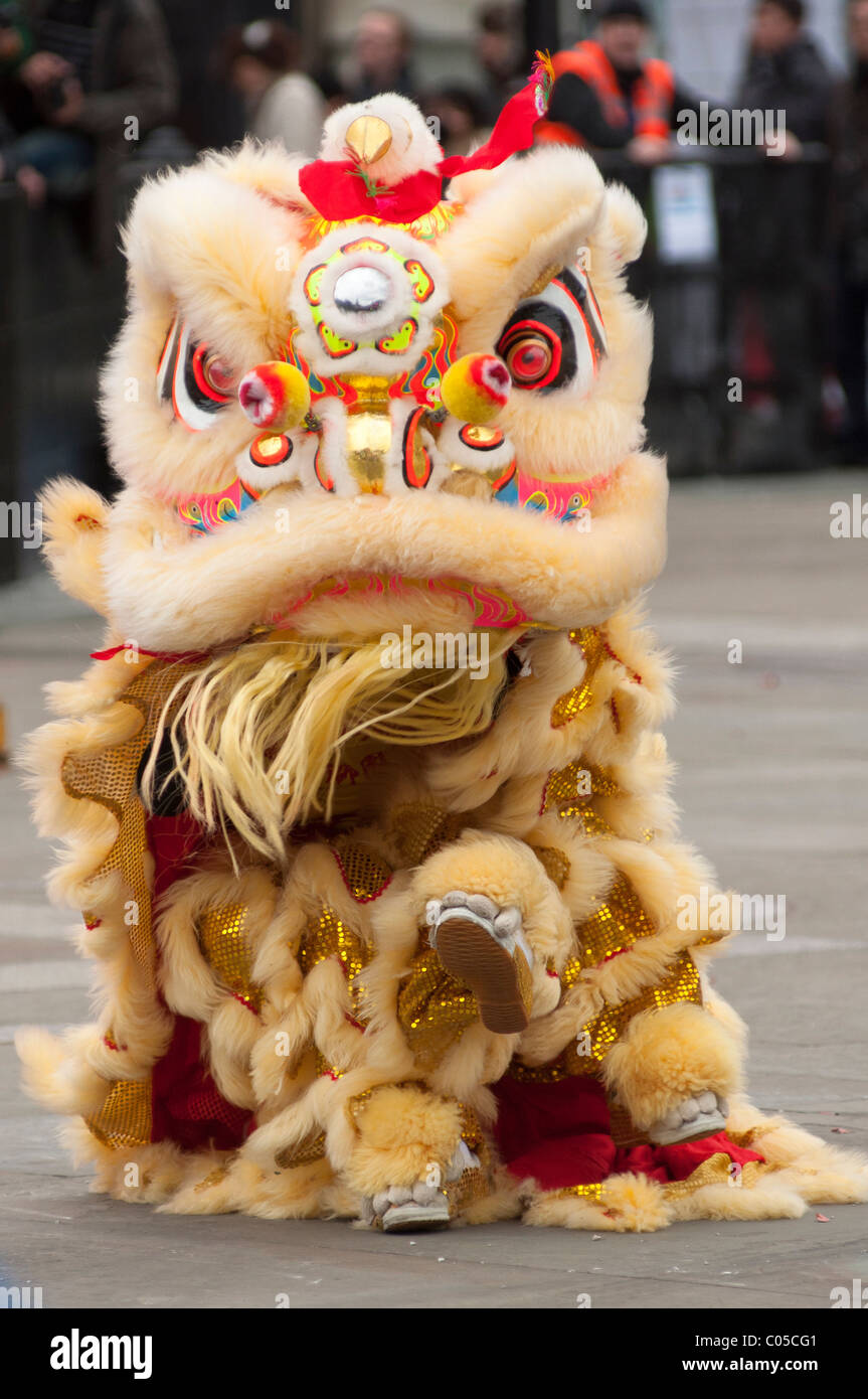 Leone cinese di acrobazie a Trafalgar Square a Londra durante i festeggiamenti del Capodanno cinese. In Inghilterra. Foto Stock