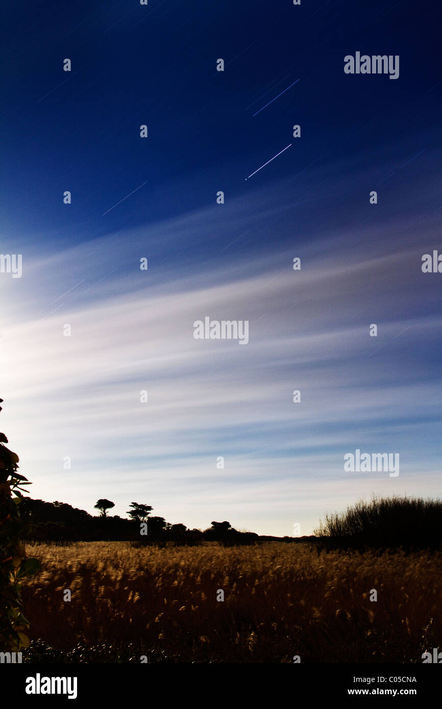 Stella e cloud sentieri nel cielo di notte,Tresco,Isole Scilly,cornwall, Regno Unito Foto Stock