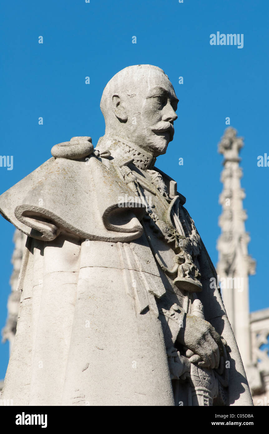 Abbazia di Westminster statua di Re Giorgio V di fronte all estremità orientale che racchiude il Henry VII cappella. Londra, Inghilterra. Foto Stock