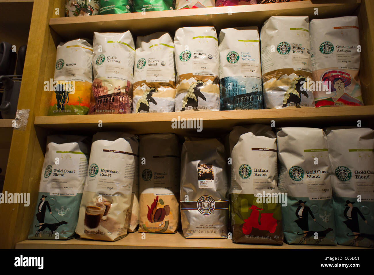Una selezione di pacchetti di caffè Starbucks sono in uno Starbucks Cafe, domenica 13 febbraio, 2011. (© Richard B. Levine) Foto Stock
