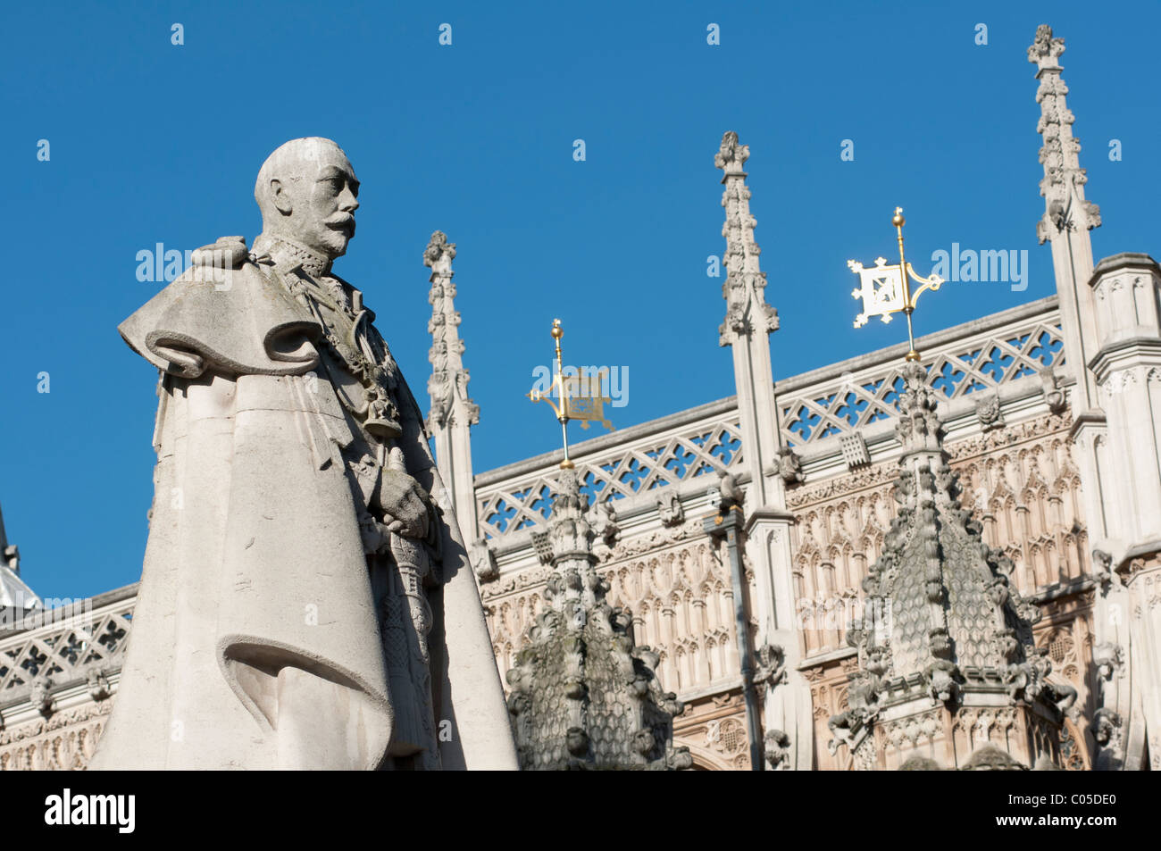 Abbazia di Westminster statua di Re Giorgio V di fronte all estremità orientale che racchiude il Henry VII cappella. Londra, Inghilterra. Foto Stock