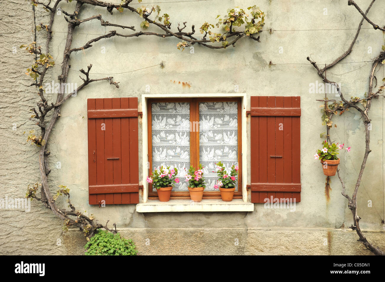 Finestra attraente con persiane in Yvoire, Francia Foto Stock