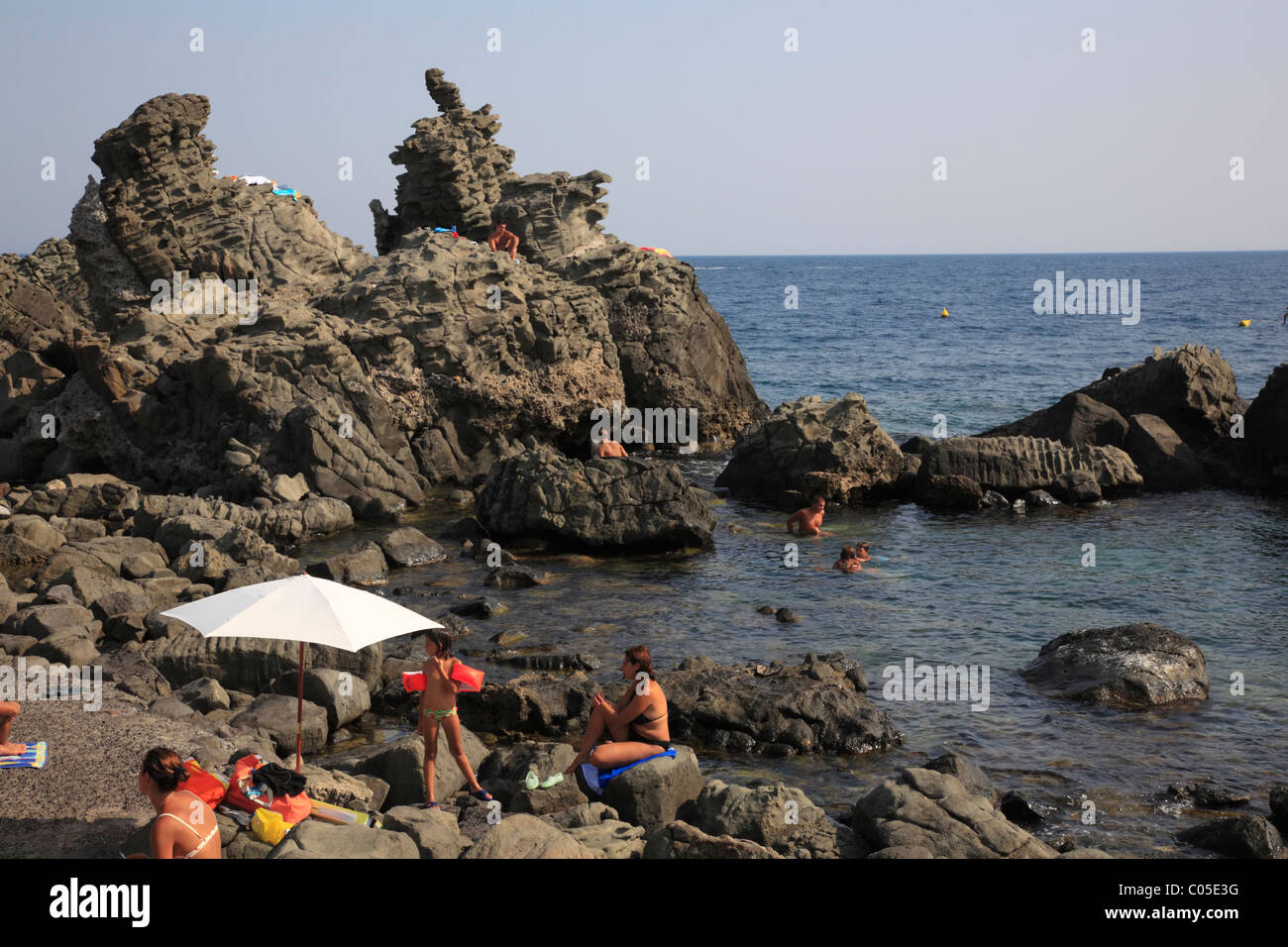 I bagnanti ad Acitrezza, Catania, Sicilia, Italia, Europa Foto Stock