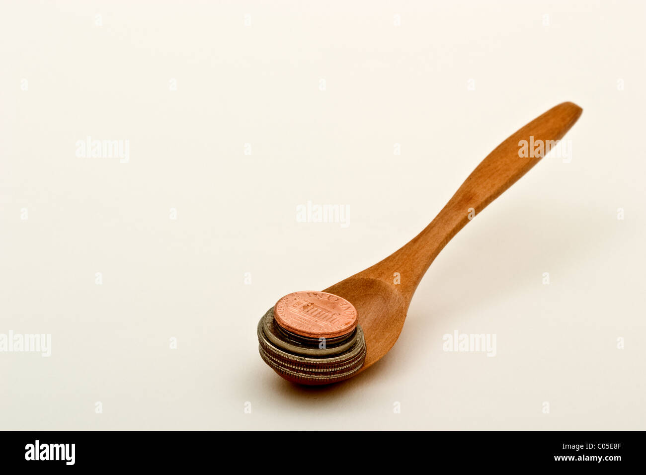 Il cucchiaio di legno americano di contenimento delle monete in euro Foto Stock