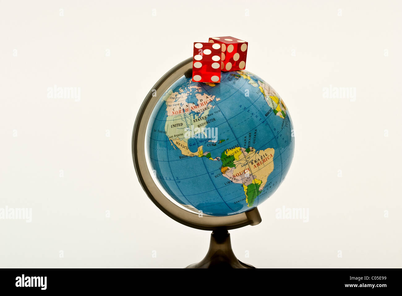 Coppia dei dadi sulla parte superiore di un globo terrestre Foto Stock