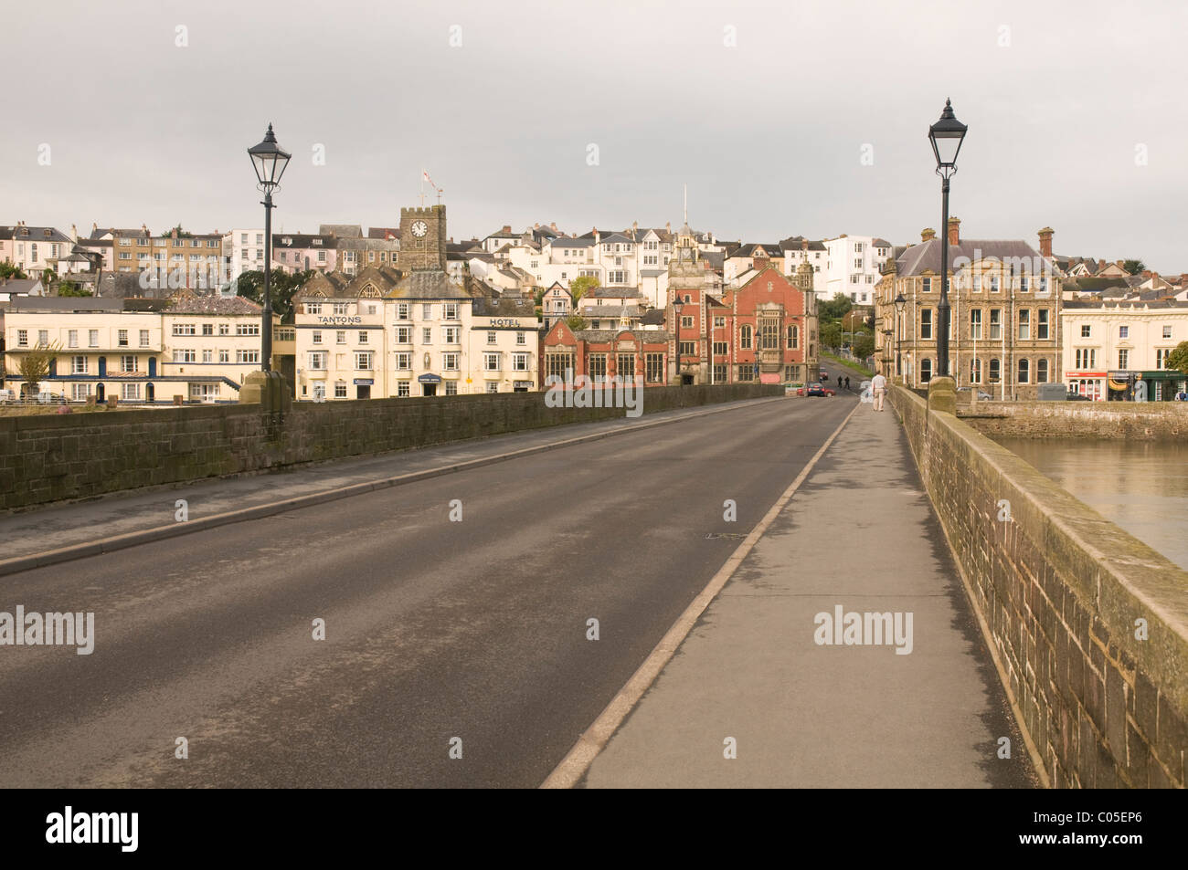 Il vecchio ponte che attraversa il fiume Torridge a Bideford in North Devon, visto dal lato orientale Foto Stock