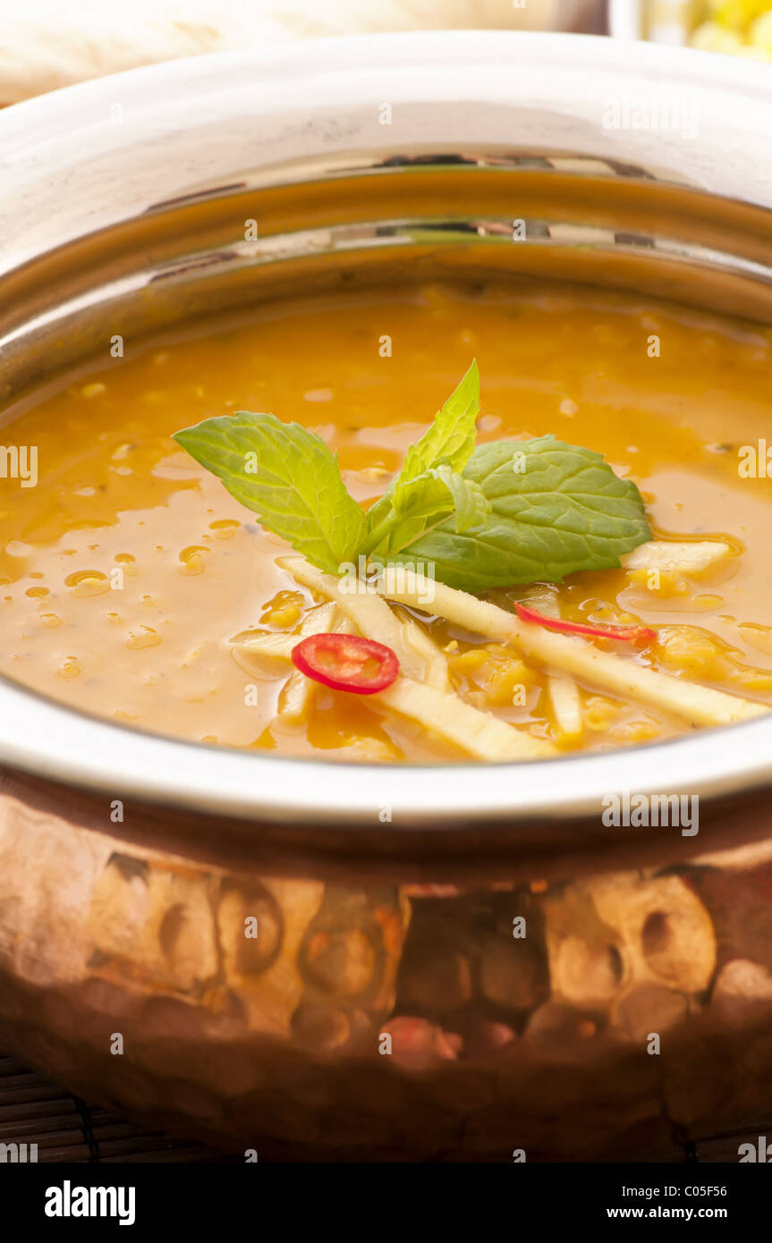 Zuppa di lenticchie in un recipiente di ottone con riso in background Foto Stock