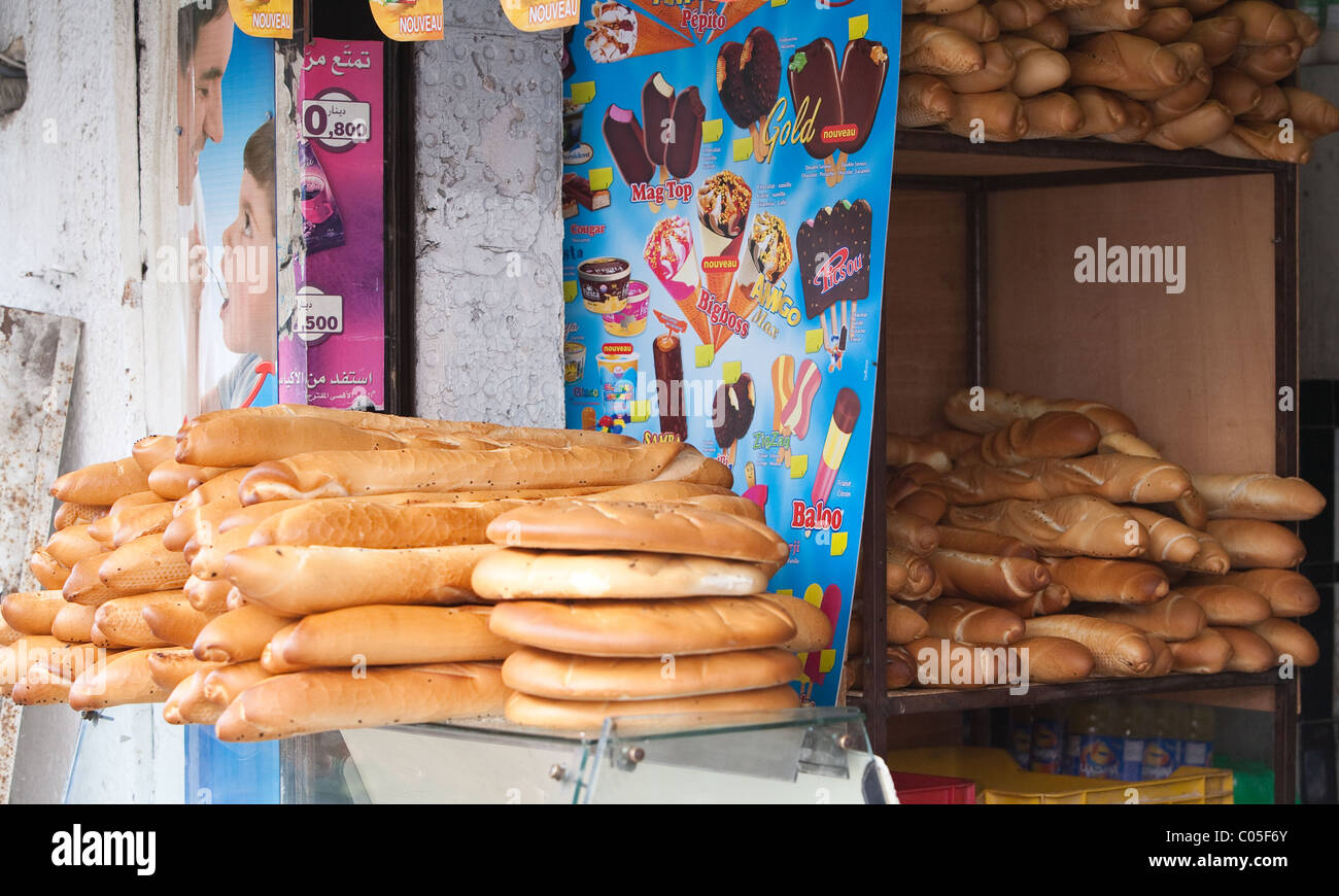 Pane per la vendita in negozio locale Tunisi Tunisia Foto Stock