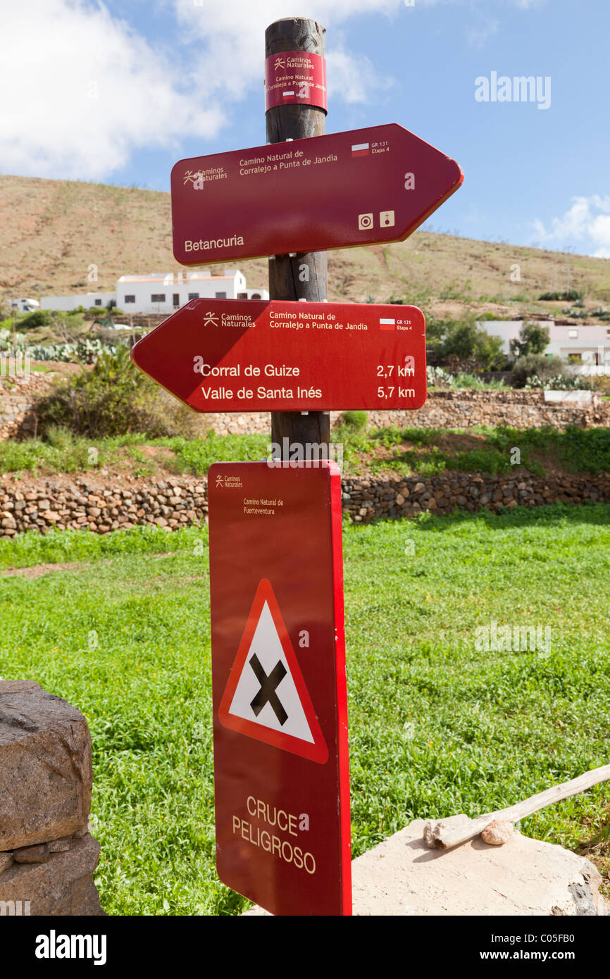 Sentiero indicazioni per GR-131, una lunga distanza itinerario a piedi attraverso le isole Canarie di Fuerteventura, visto qui a Betancuria. Foto Stock