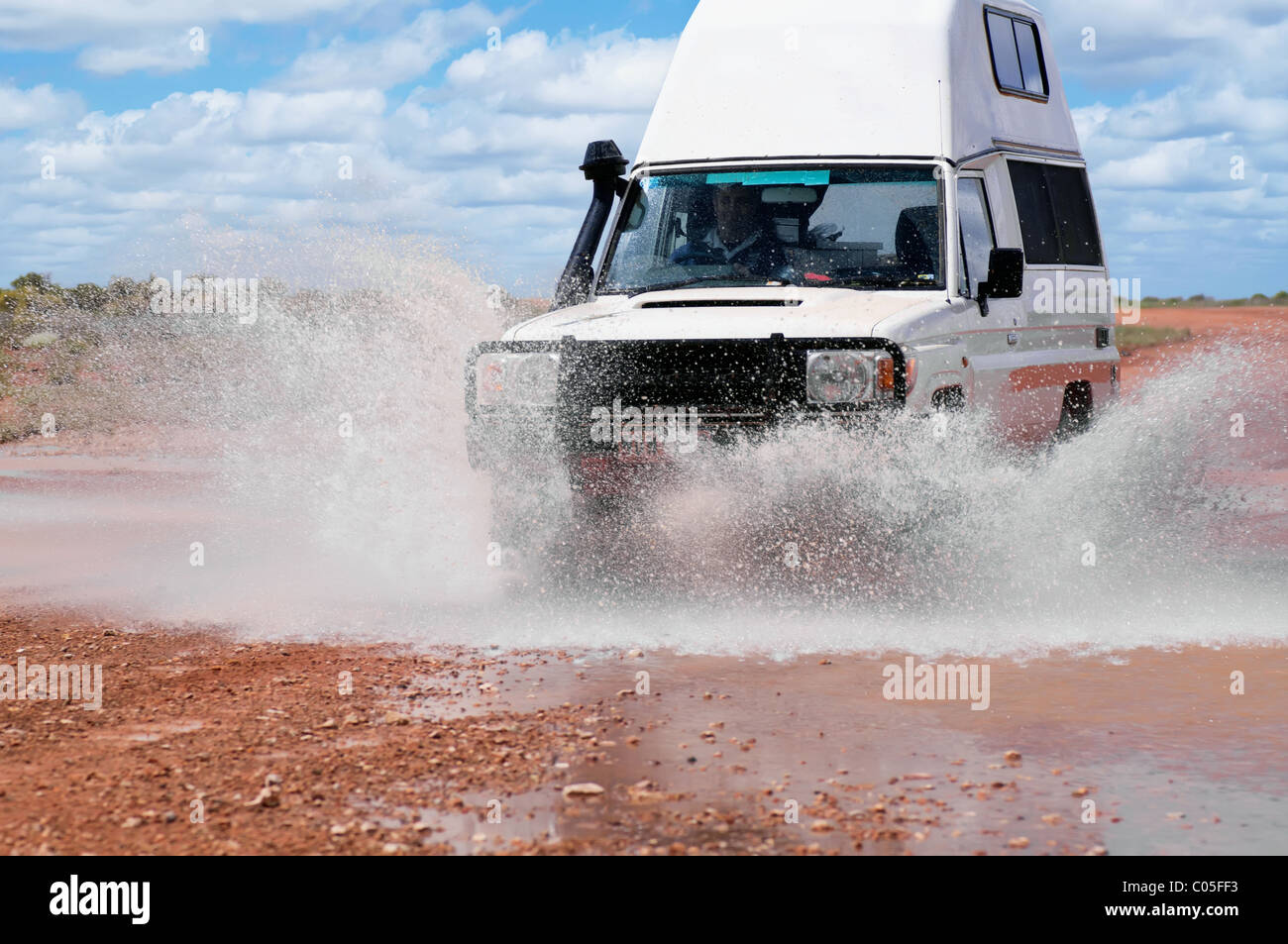 4WD attraversando un floodway su un fuori pista su strada Foto Stock