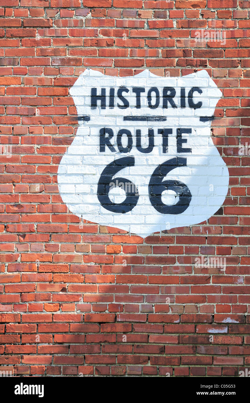 Itinerario storico 66 cartello stradale dipinta su un muro di mattoni. Gardner, Illinois, Stati Uniti d'America. Foto Stock