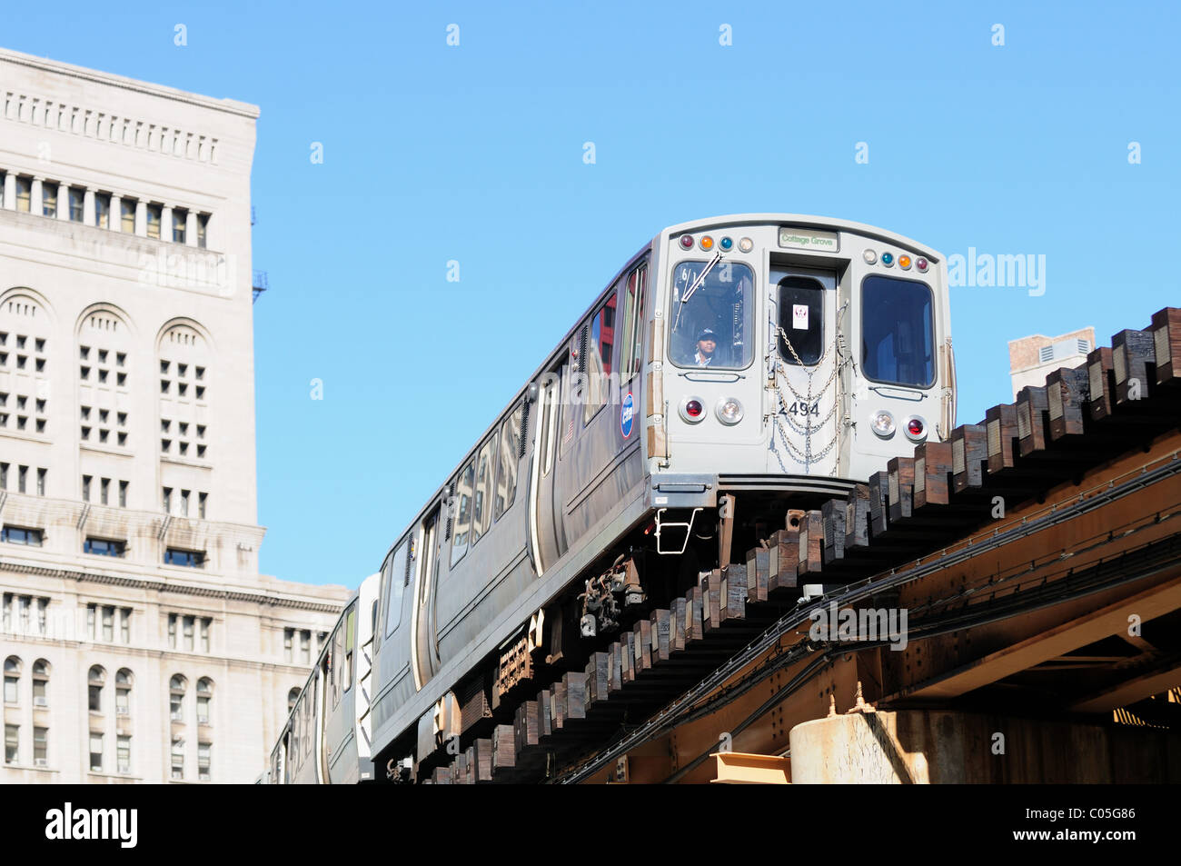 Motorman negozia un southbound CTA Linea Verde elevato Rapid Transit Train Chicago Illinois, Stati Uniti d'America. Foto Stock