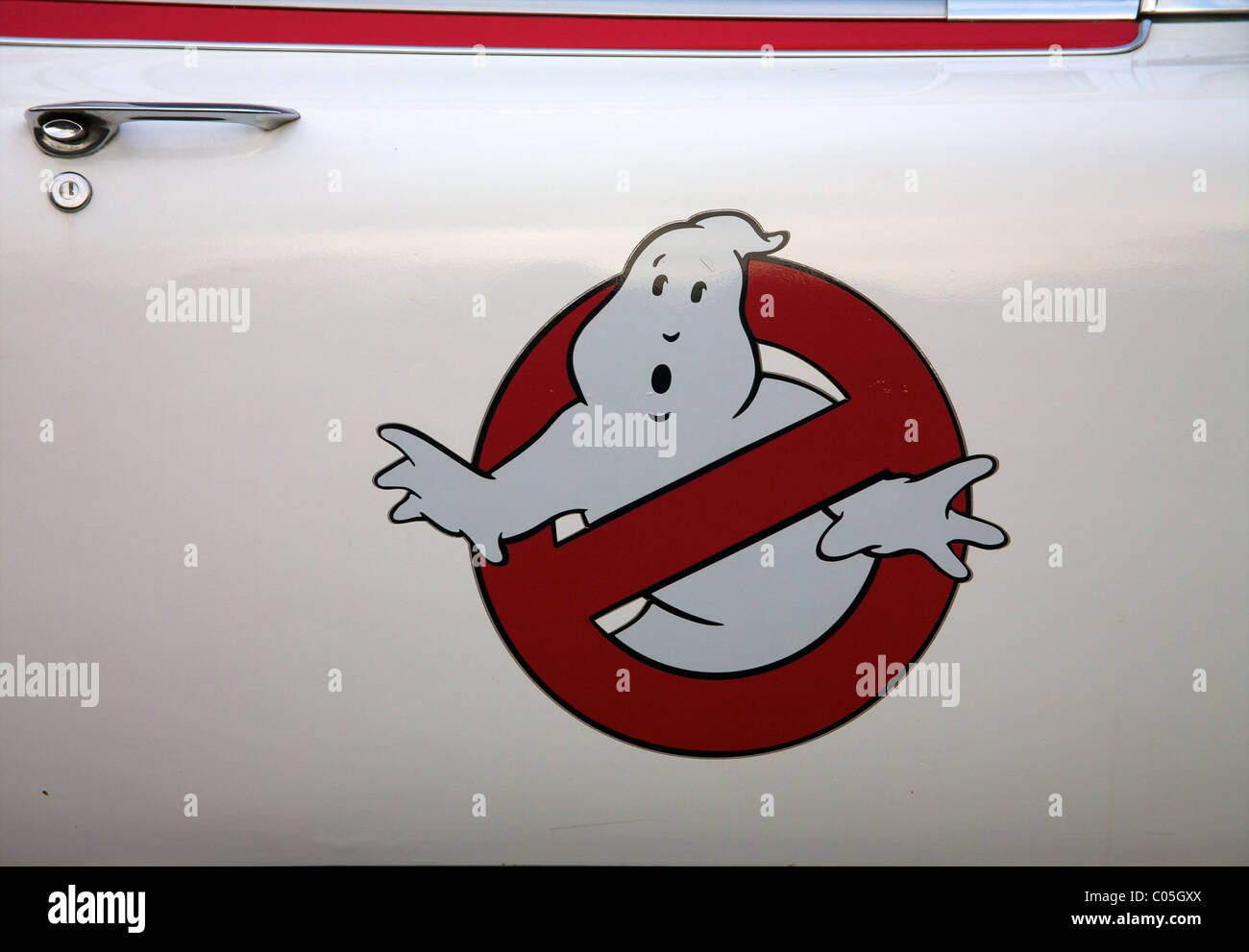 Universal Studios Ghost Busters Emblema sulla porta di Ghostbusters auto durante la sfilata di Capodanno a Londra. Foto Stock