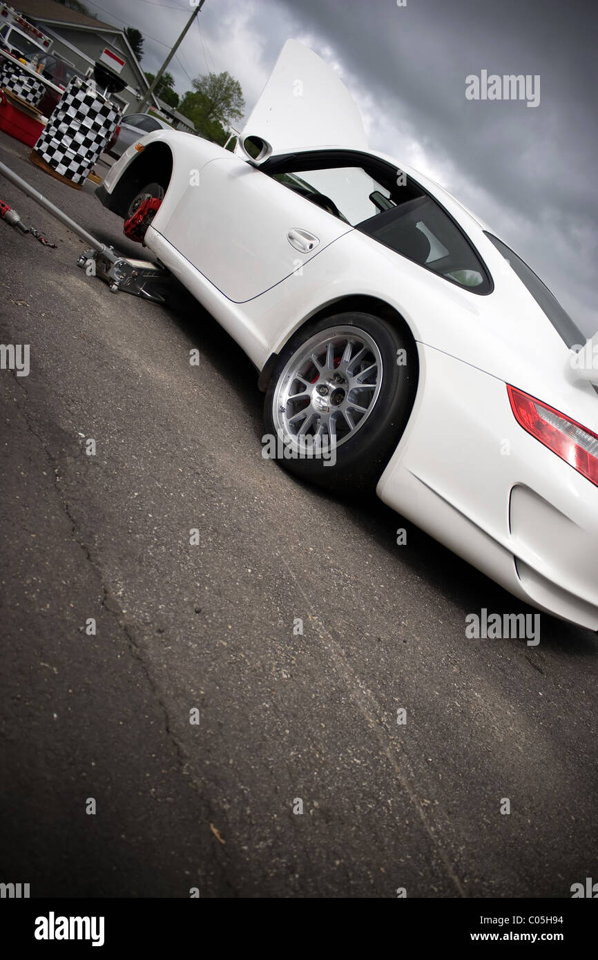 Una vettura sportiva parcheggiata in pista zona pit è sempre lavorato. Foto Stock