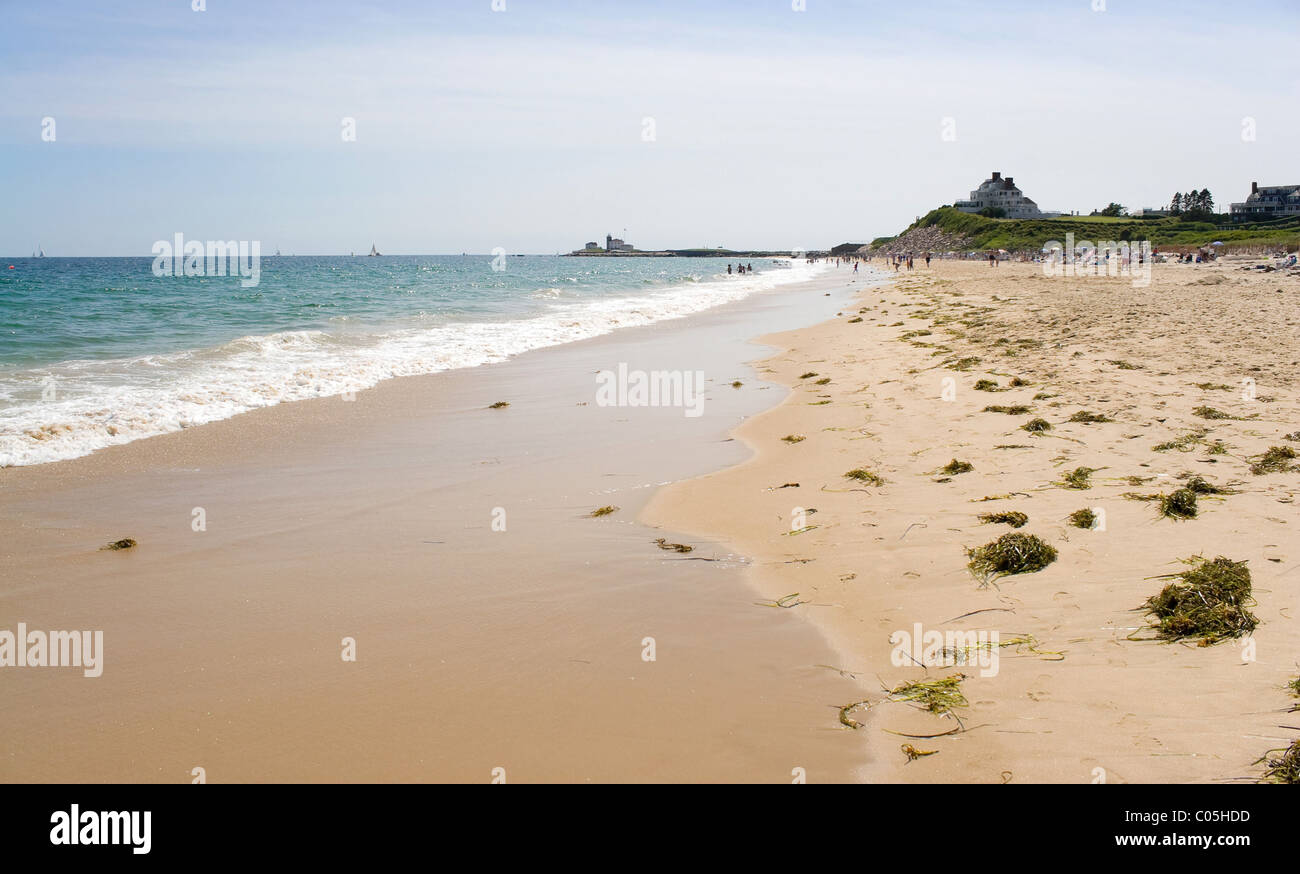 Watch Hill Rhode Island Beach con il faro storico punto di riferimento a distanza. Foto Stock