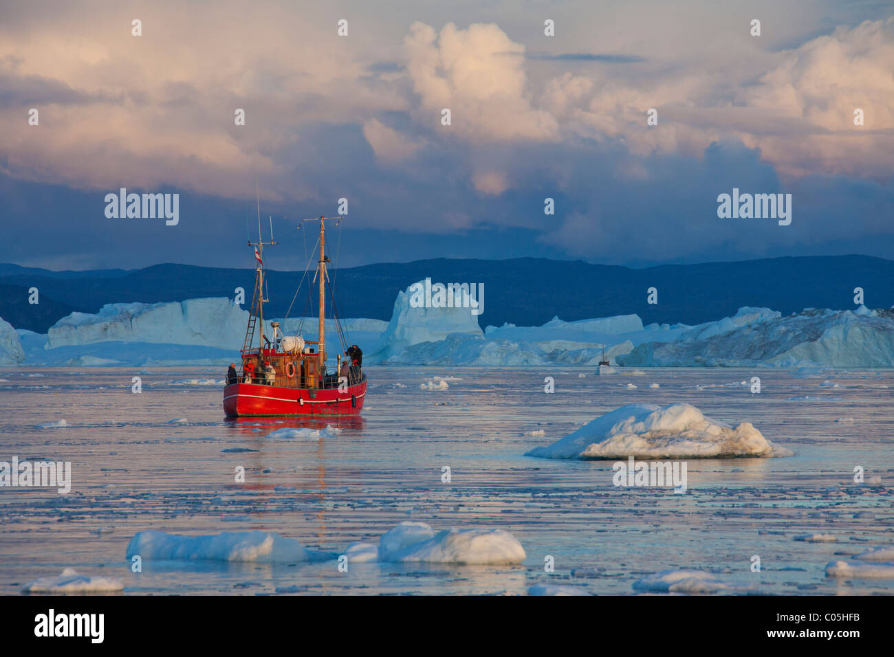 La barca turistica e degli iceberg nel Kangia icebergs, Disko-Bay, West-Greenland, Groenlandia Foto Stock