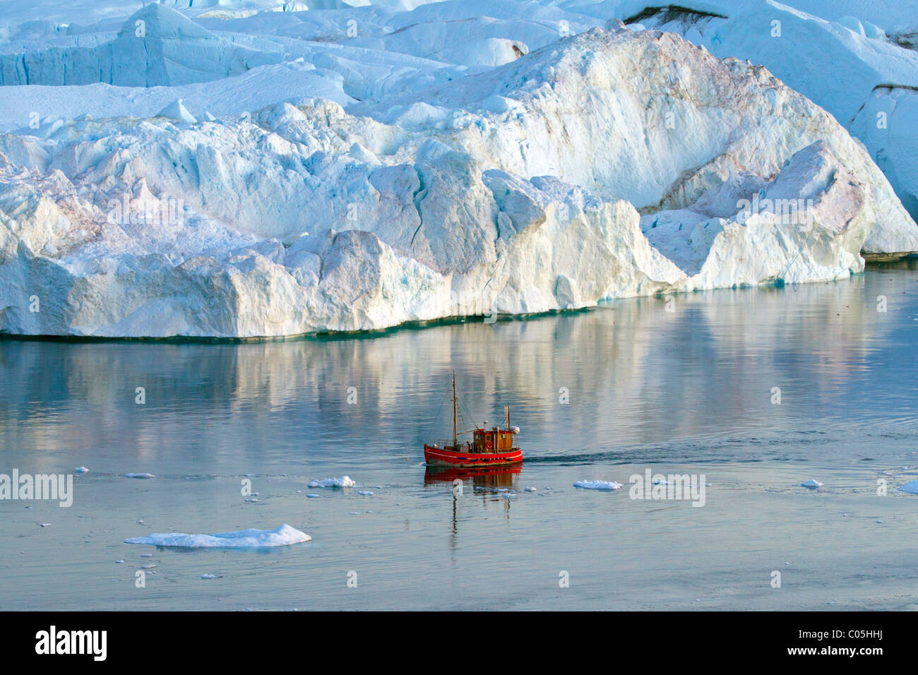 Barca da pesca e iceberg nel Kangia icebergs, Disko-Bay, West-Greenland, Groenlandia Foto Stock