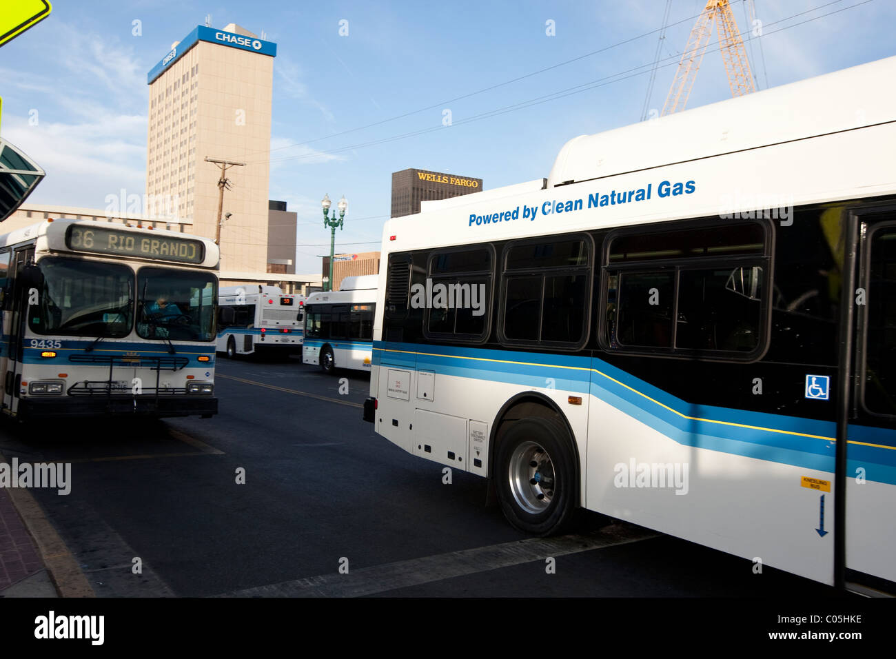 El Paso Texas USA: Autobus urbani nel centro città che funzionano con combustibile a gas naturale pulito-bruciante piuttosto che diesel o benzina standard. ©Bob Daemmrich Foto Stock