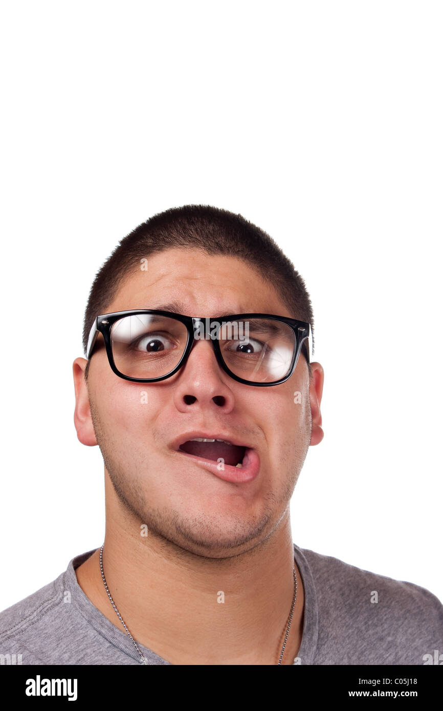 Un rozzo uomo che portava alla moda occhiali nerd isolato su bianco con un espressione divertente sul suo volto. Foto Stock