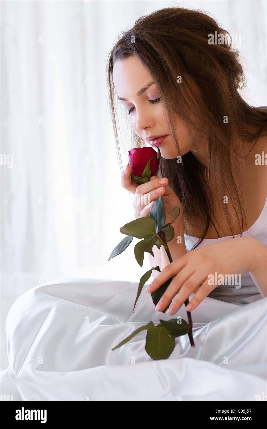 Bellissima Ragazza con rose Foto Stock