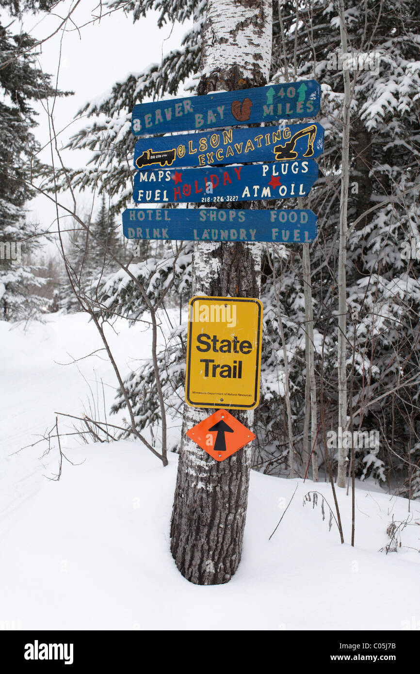 Membro trail e gas, cibo, indicazioni sull'Superior Hiking Trail nel nord del Minnesota durante il periodo invernale Foto Stock