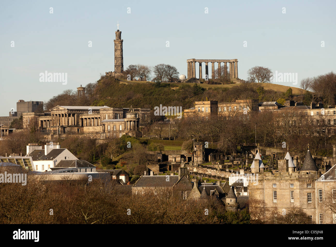 Regno Unito -- Scozia -- 2011. Vista di Calton Hill di Edimburgo che mostra la vecchia royal high school, Holyrood Palace e il cimitero Foto Stock