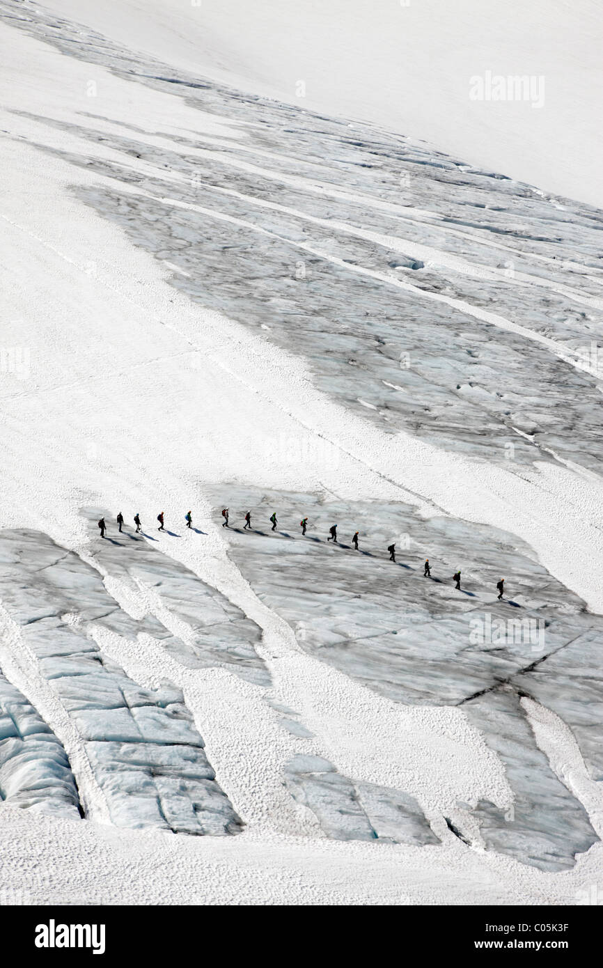 Gli escursionisti su Juklavassbreen, Folgefonna glacier, Norvegia occidentale Foto Stock