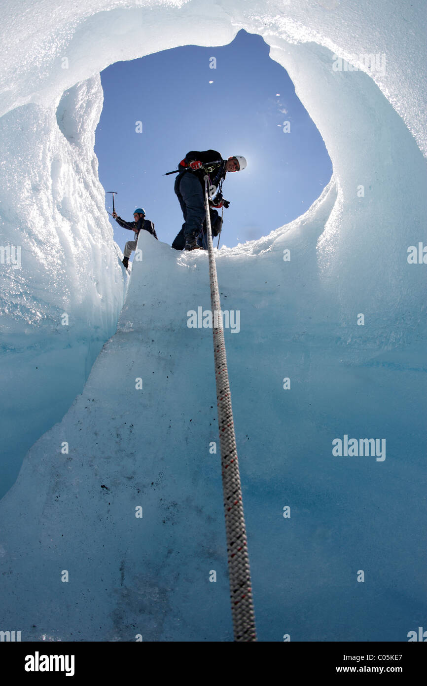 Gli alpinisti al icecave, Juklavassbreen, Folgefonna glacier, Norvegia occidentale Foto Stock