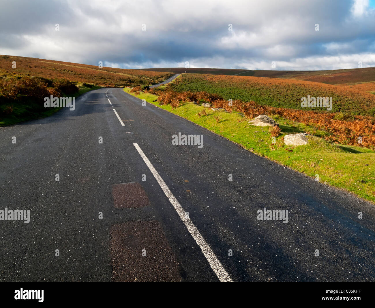 Svuotare due corsie attraverso Dartmoor Devon nel Regno Unito con righe bianche in centro Foto Stock