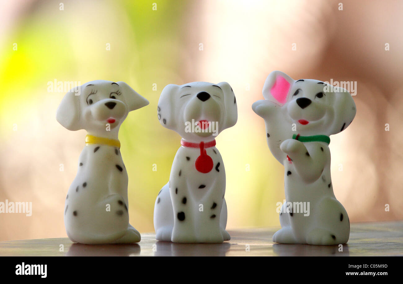 3 cane bianco giocattoli esposti per la vendita in un negozio Foto Stock