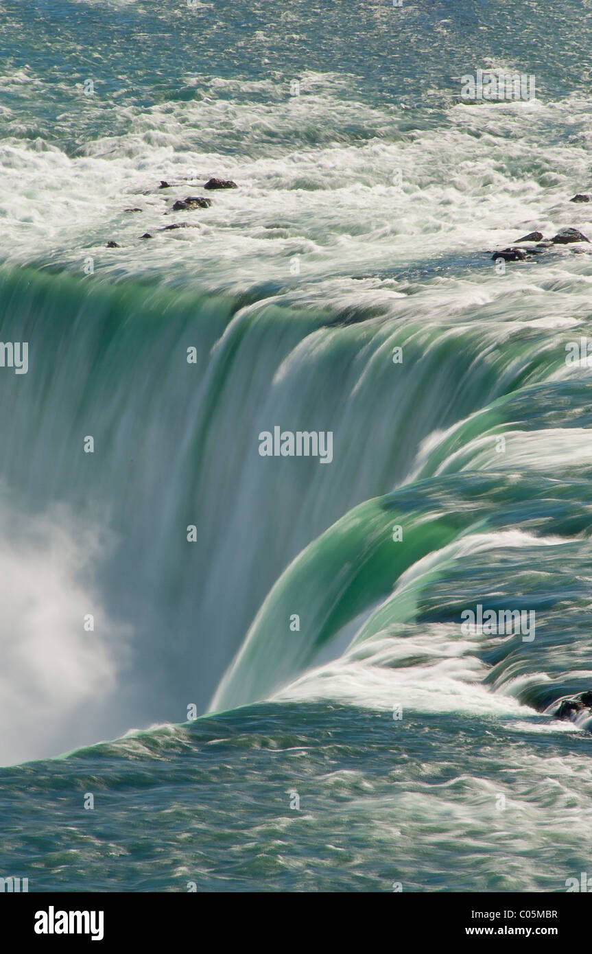 Porzione di acqua versando sopra le Cascate del Niagara preso dal lato canadese delle cascate. Foto Stock