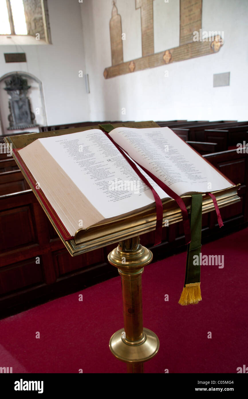 La Bibbia sul leggio, Chiesa anglicana di Irlanda, Adare County Limerick Foto Stock