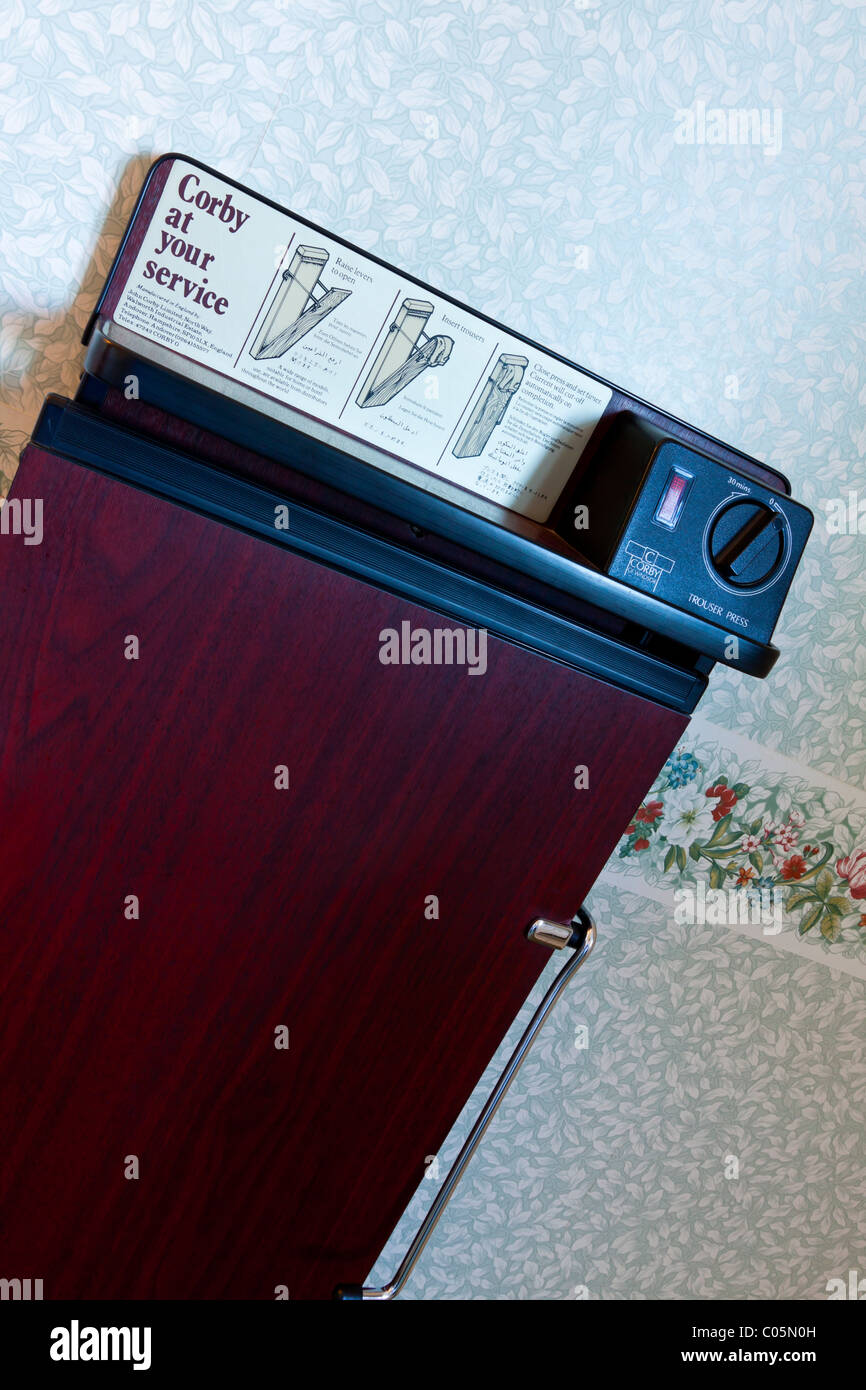Corby pressa pantaloni utilizzati per la pressatura di pantaloni in una camera di hotel Foto Stock