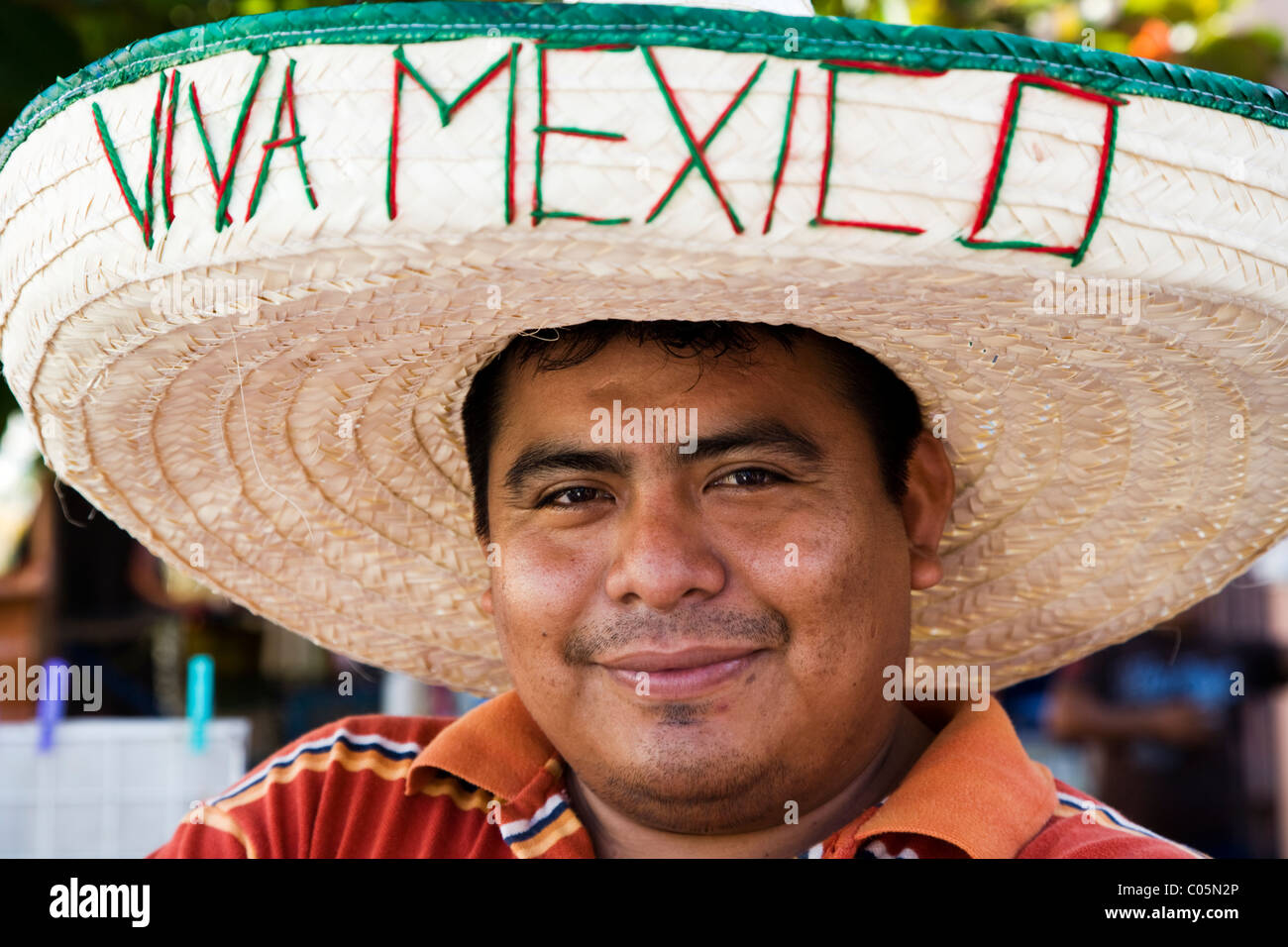 Ritratto di uomo messicano da Yucatan indossando un sombrero con Viva Messico su di esso, Progreso, Yucatan, Messico Foto Stock