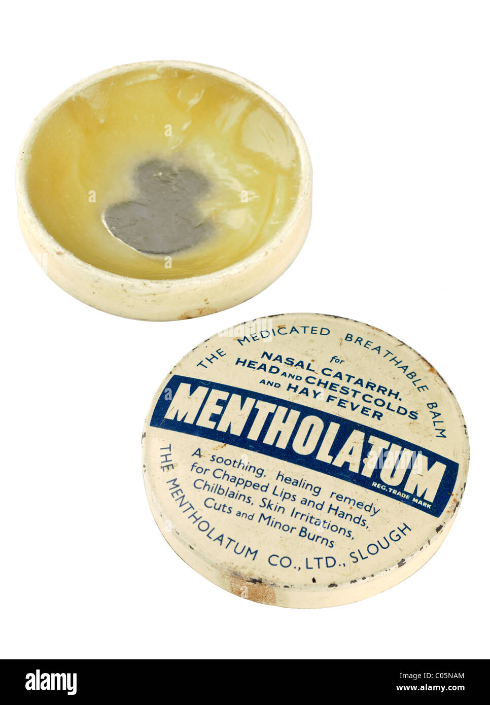Vecchio mezzo pieno vintage Mentholatum stagno contenente un medicato balsamo traspirante. Solo editoriale Foto Stock