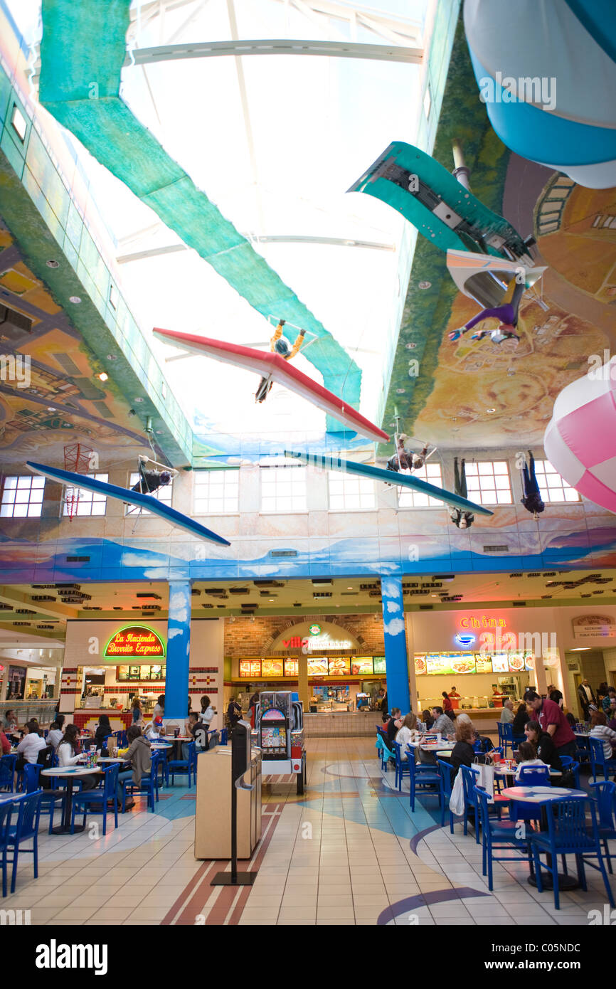 Food court foodcourt a pioppi neri americani Mall, Nuovo Messico, con modelli di aerei sul soffitto. Foto Stock