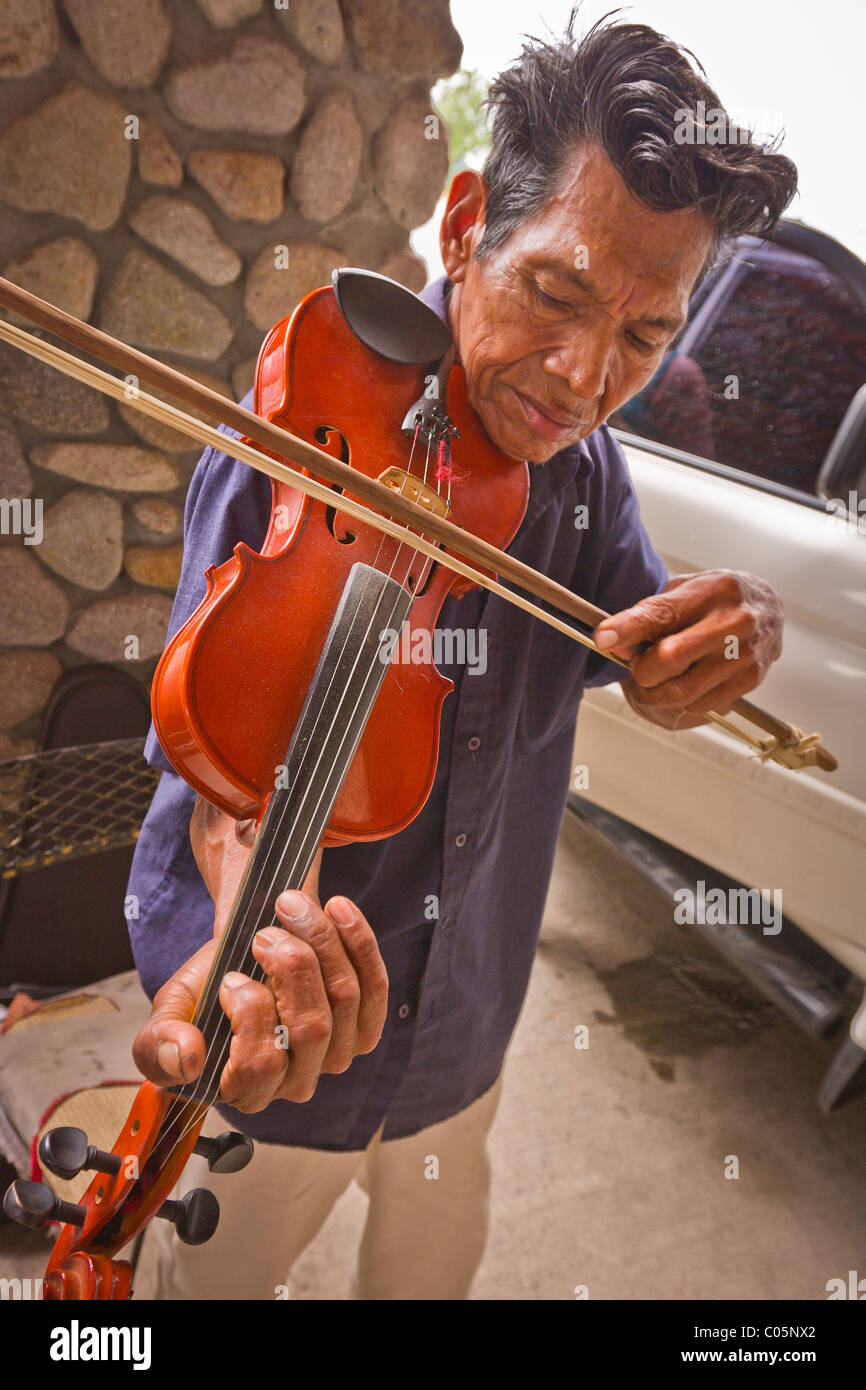 EL Valle de ANTON, PANAMA - Uomo suona il violino Foto Stock