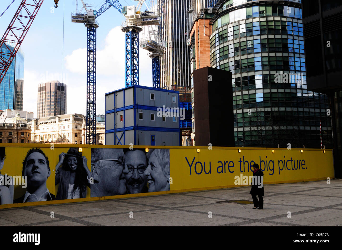 Gru edili sul London Pinnacle cantiere di fronte all'edificio Aviva, Leadenhall Street, Londra, Inghilterra Foto Stock