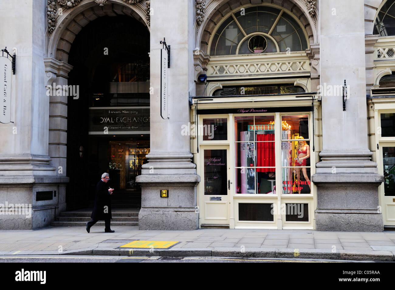 Il Royal Exchange negozi di lusso, Cornhill London, England, Regno Unito Foto Stock