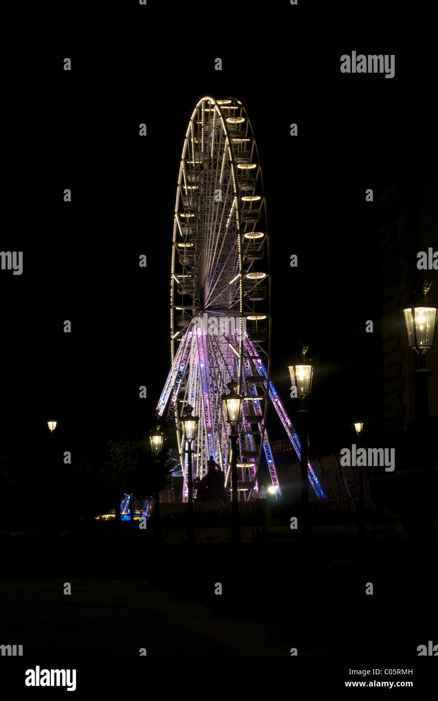 Ruota panoramica Ferris di notte a Parigi Foto Stock