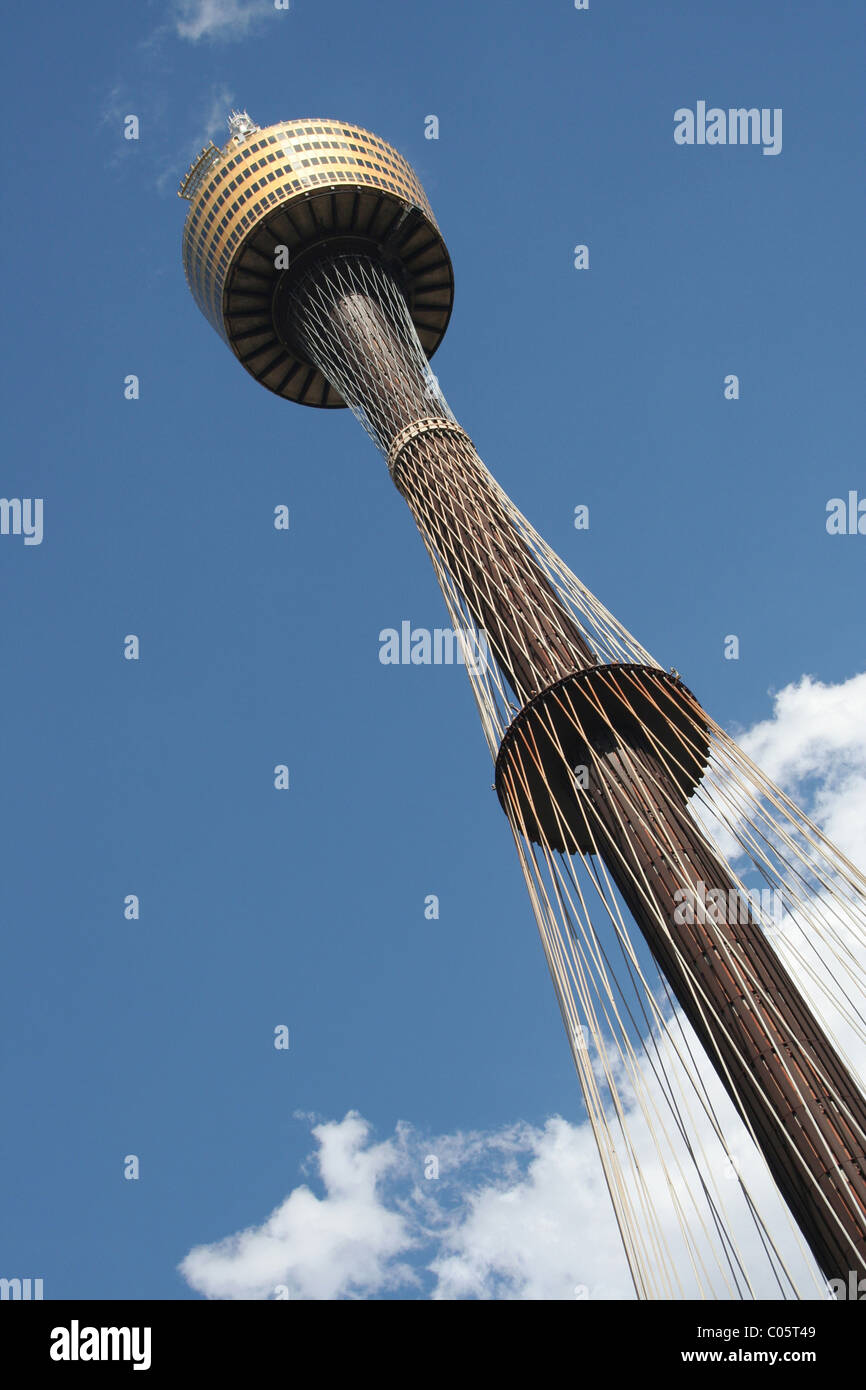 Vista verso la parte superiore della Torre di Sydney contro un cielo blu, Sydney, Nuovo Galles del Sud, Australia Foto Stock