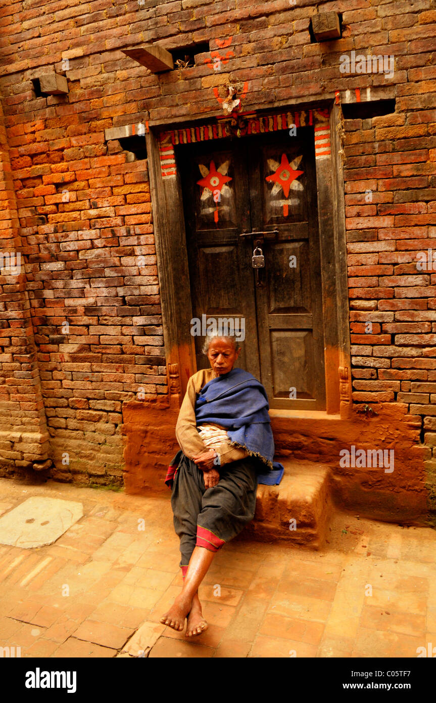 Old Lady dormendo , i popoli vive ( i nepalesi ) , la vita a Kathmandu , kathmandu vita di strada , il Nepal Foto Stock