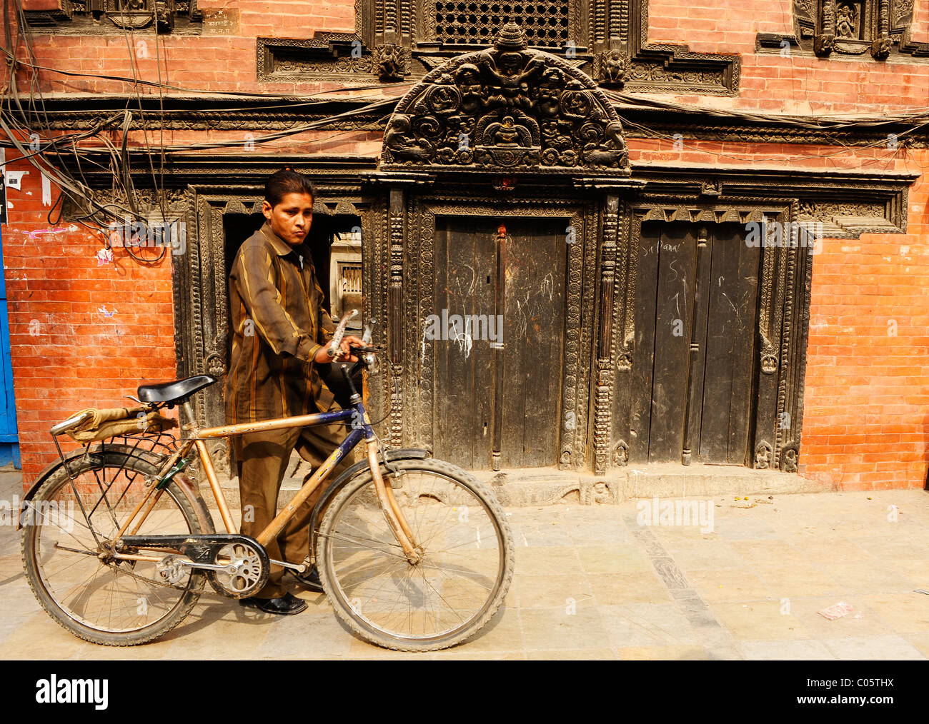 Giovani nepalesi uomo, popoli vive ( i nepalesi ) , la vita a Kathmandu , kathmandu vita di strada , il Nepal Foto Stock