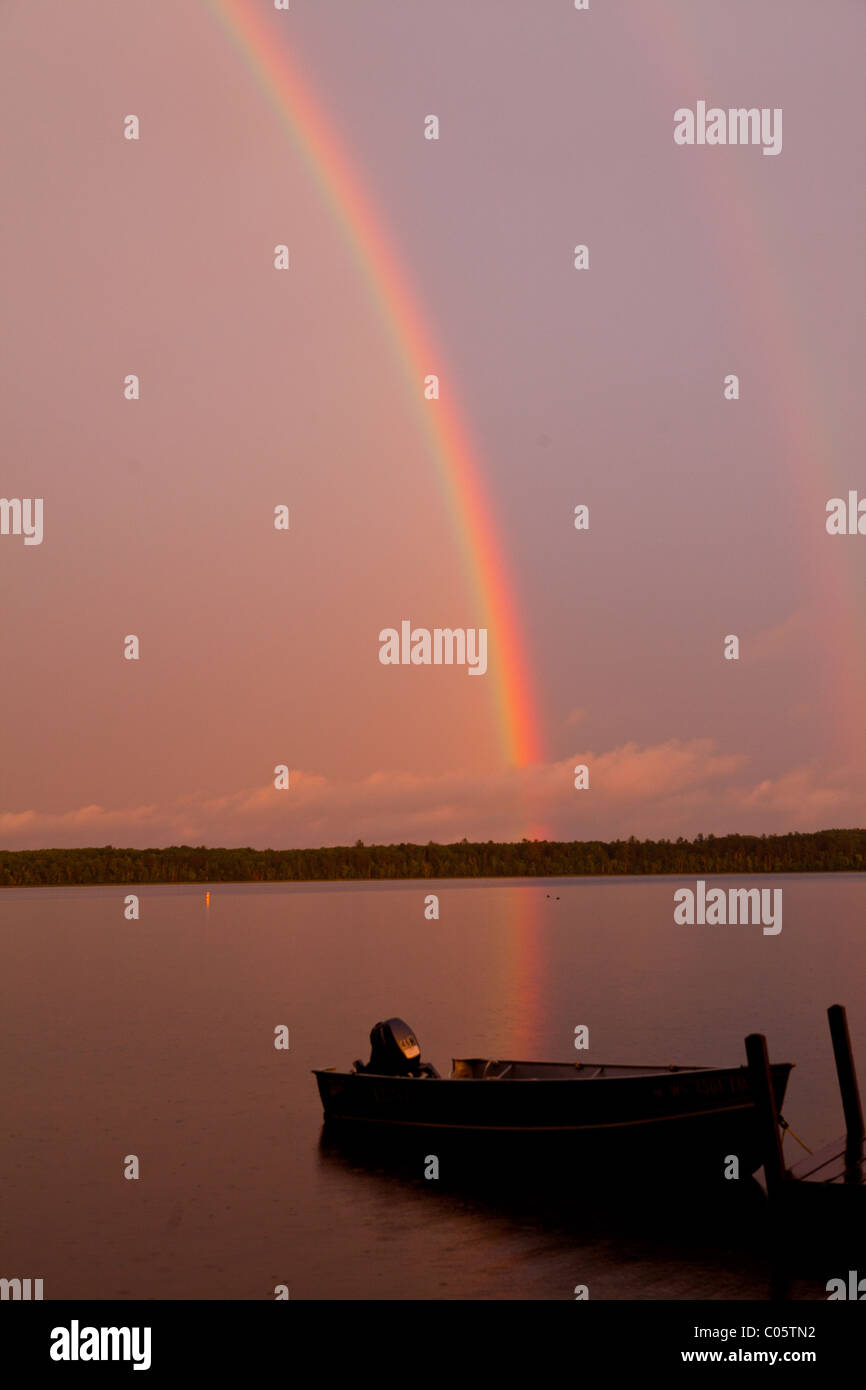 Rainbow su un lago nel Northwoods del Wisconsin. Foto Stock