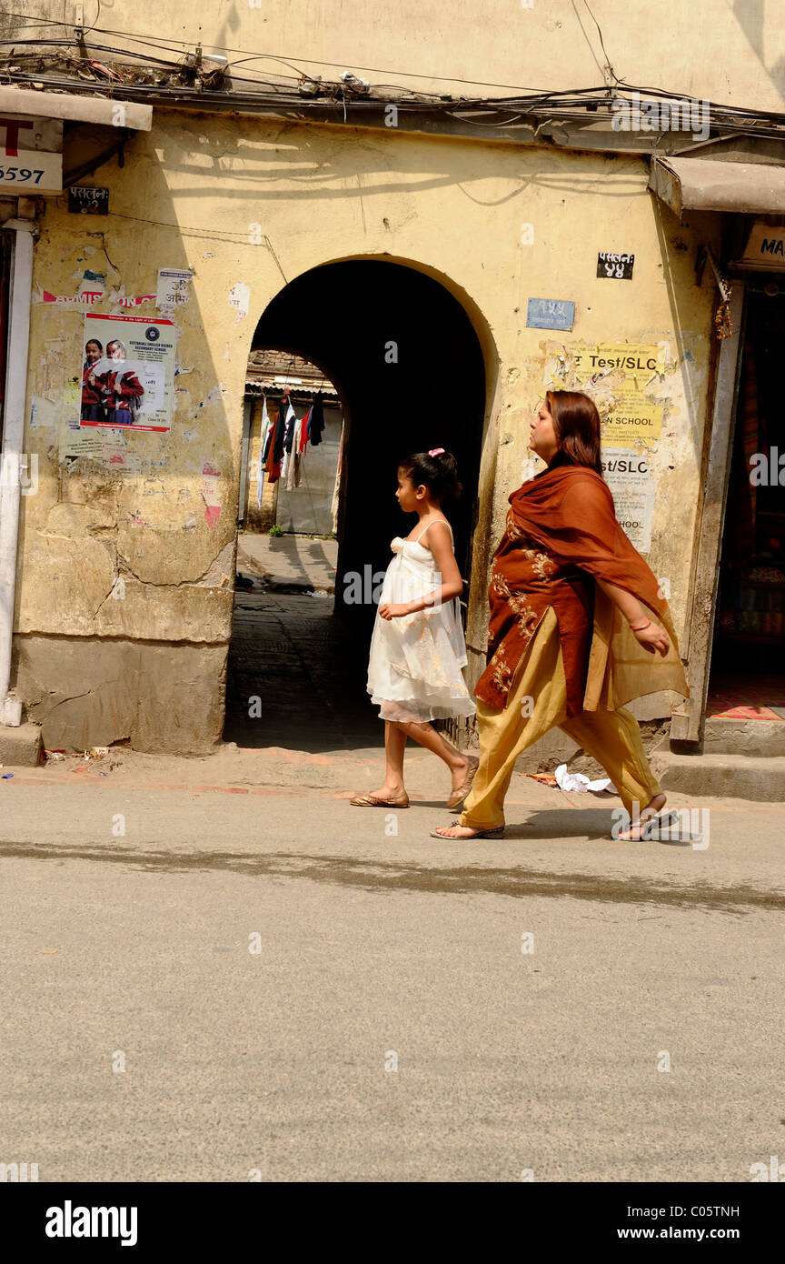 Madre e figlia andare al tempio indù.i popoli vive ( i nepalesi ) , la vita a Kathmandu , kathmandu vita di strada , il Nepal Foto Stock